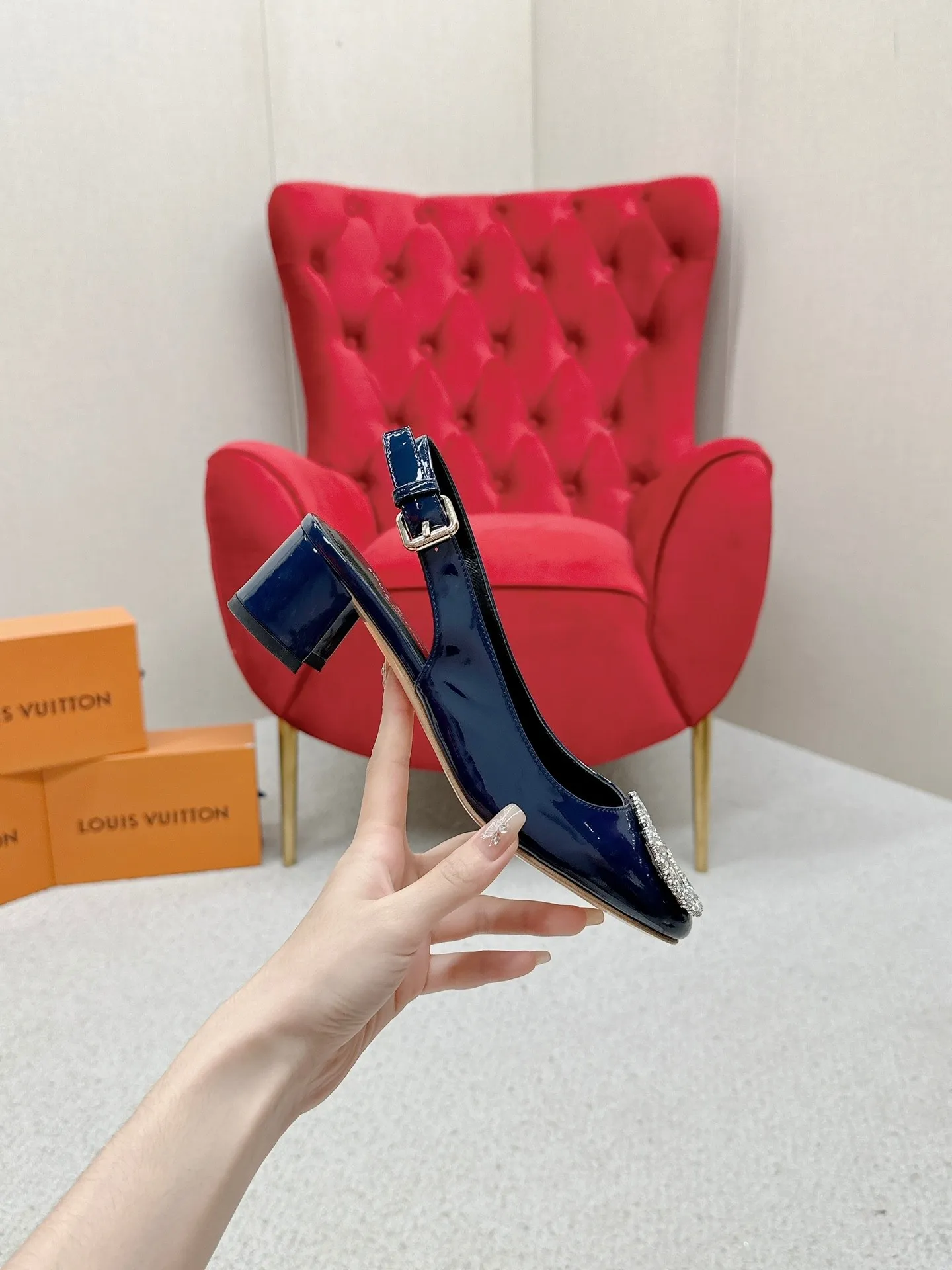 👟👟Ex-factory price 580👟👟 👑 Lv shoes This Urban Twist women's shoe is a stylish upgrade to the classic stiletto style. It is made of smooth calfskin upper with a bright silver metal toe and is engraved with the LV Circle logo, highlighting the Louis Vuitton brand characteristics. Detailed features: Calfskin material Lining: Imported full-grain sheepskin Foot pads: Imported full-grain sheepskin sole Italian genuine leather sole Heel height Two height sizes: 34-40 (34.40.41 customization is not returnable)